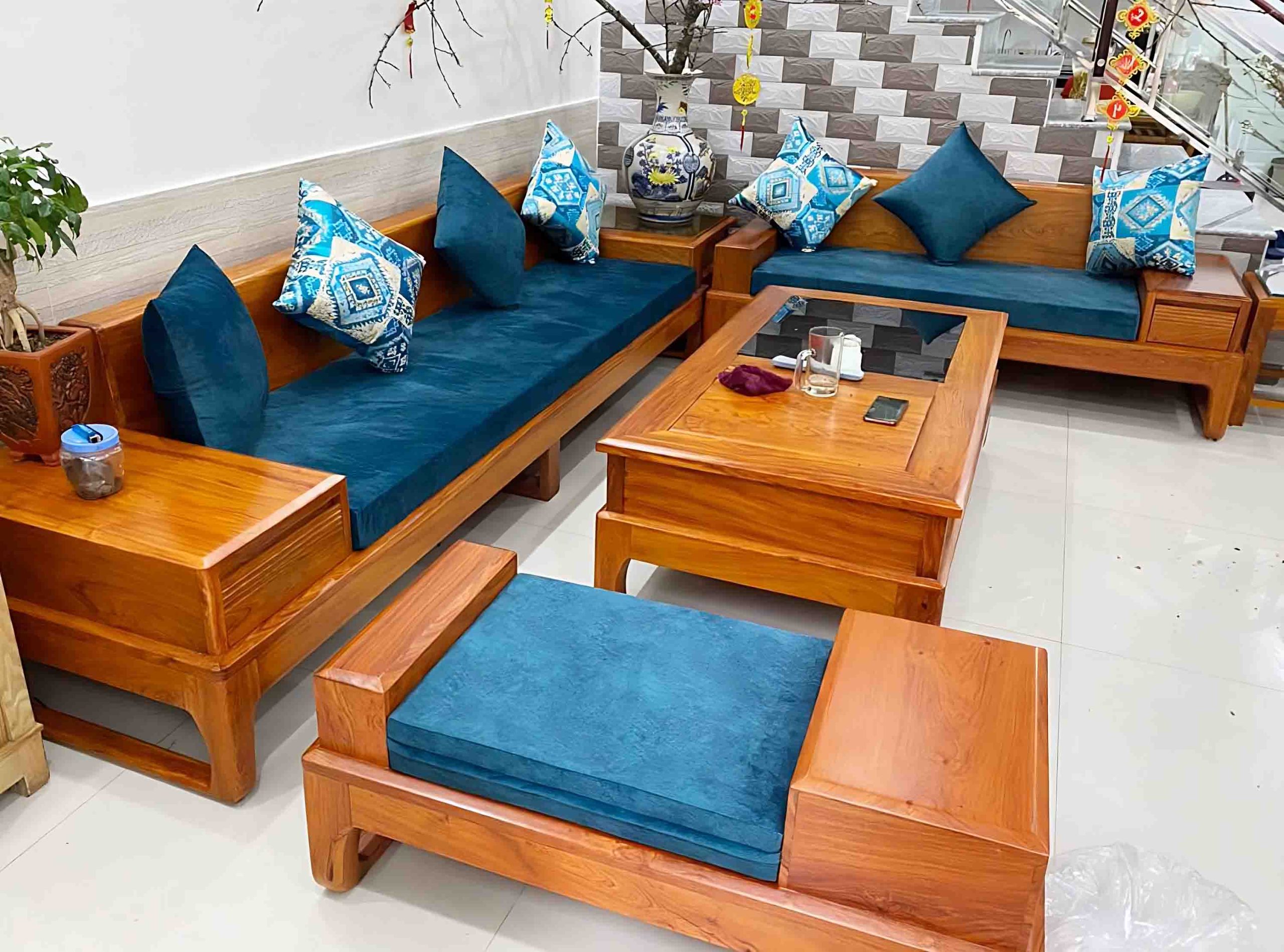 Đệm ghế gỗ kết hợp với ghế