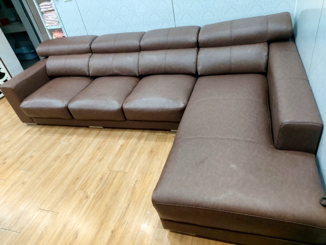 Bộ ghế sofa nhà anh Nhất đã xuống cấp và cần phải bọc lại