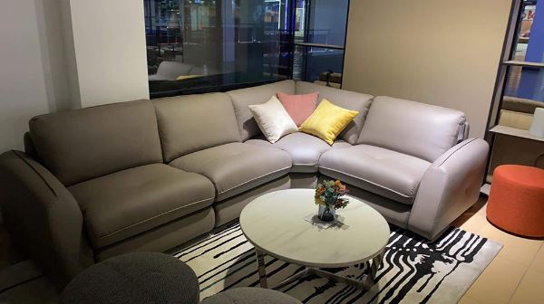Ghế sofa bọc da Carola mang vẻ đẹp hài hoà với mọi không gian